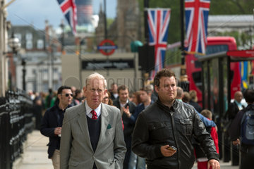 London  Grossbritannien  Passanten auf der Whitehall