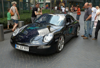 Berlin  Deutschland  ein Porsche 911 des Modells e-Ruf