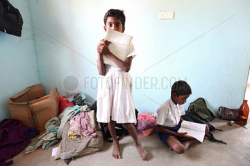 Navatkerny  Sri Lanka  Geschwister lernen gemeinsam zuhause