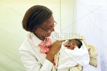 Carrefour  Haiti  Michaele Gideon haelt ein Neugeborenes im Arm