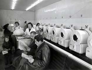 erster deutscher Waschsalon in Muenchen  1950