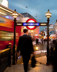 London  Grossbritannien  Manager geht zur Undergroundstation auf dem Piccadilly Circus