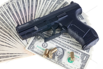 Berlin  Deutschland  US-Dollarscheine gefaechert mit Waffe