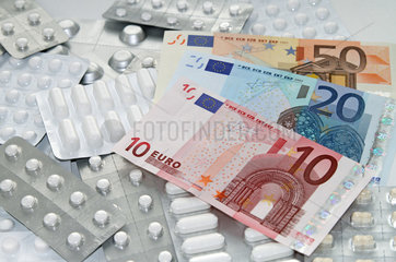 Berlin  Deutschland  Tabletten in Blisterverpackungen und Euroscheine