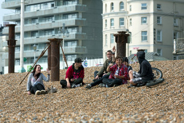 Brighton  Grossbritannien  einheimische Jugendliche am Strand
