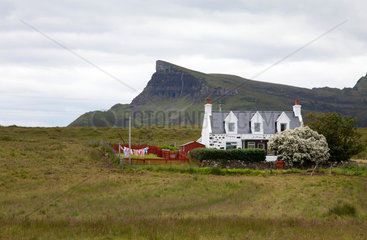 Staffin  Grossbritannien  Landschaft mit einsamem Haus auf der Insel Skye