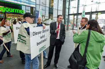 Berlin  Deutschland  Streikende der GDL im Berliner Hauptbahnhof