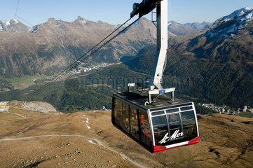 St. Moritz  Schweiz  Bergbahn am Gipfel des Piz Nair auf dem Weg ins Tal