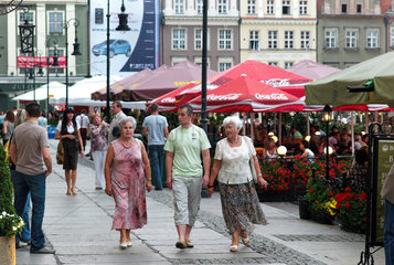 Posen  Polen  Passanten flanieren abends auf dem Alten Markt (Stary Rynek)