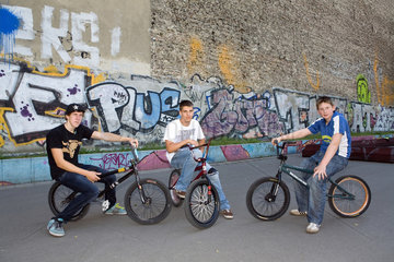 Berlin  Deutschland  jugendliche BMX-Fahrer in Berlin-Neukoelln