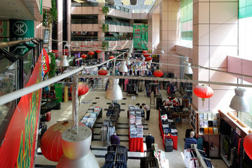 Shenzhen  China  Bekleidungsgeschaefte in einem Einkaufszentrum