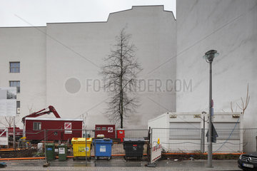 Berlin  Deutschland  Baumaschinen und Baucontainer stehen auf einem Baugrundstueck