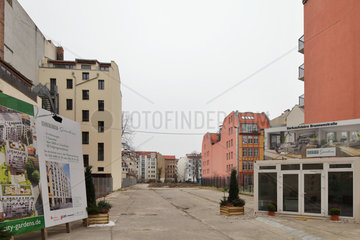 Berlin  Deutschland  Bauschild kuendigt die Bebauung mit Wohnungsneubauten an