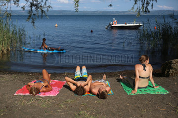 Bolsena  Italien  Jugendliche sitzen am Ufer des Bolsenasee