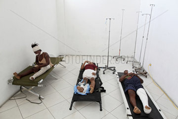 Port-au-Prince  Haiti  Patienten liegen Verletzungen auf Tragen im University Hospital