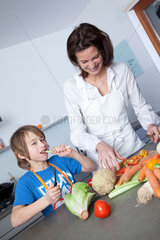 Basel  Schweiz  eine Frau mit Kind beim kochen in der Kueche