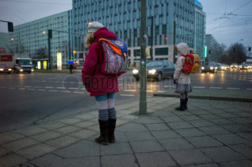 Berlin  Deutschland  ein Kind auf dem Schulweg an einer Strassenkreuzung