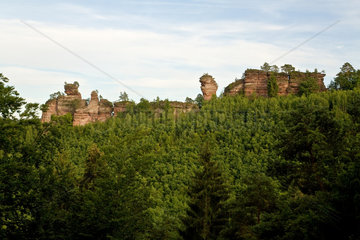 Dahn  Deutschland  Felsformationen an einem Wanderweg am -kleinen Eyberg-