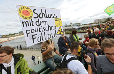 Berlin  Deutschland  Demonstranten bei der Anti-Atomkraft-Demo