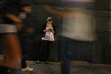 Bukarest  Rumaenien  eine Frau wartet in der Altstadt Lipscani