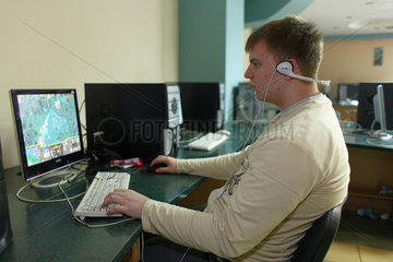 Gomel  Weissrussland  ein Jugendlicher spielt in einem Internet-Cafe ein Computerspiel