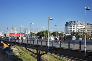 Berlin  Deutschland  Passanten an der S-Bahnstation Warschauer Strasse