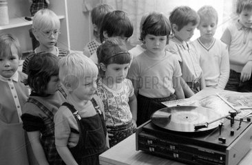 Berlin  DDR  Kinder hoeren im Kindergarten eine Langspielplatte