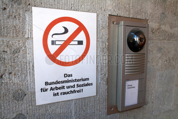Berlin  Deutschland  Rauchverbotschild und Klingelanlage
