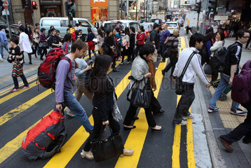 Hong Kong  China  Menschen ueberqueren eine Strasse
