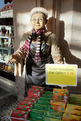 Magdeburg  Deutschland  Puppe einer alten Dame vor einem Teegeschaeft am Alten Markt