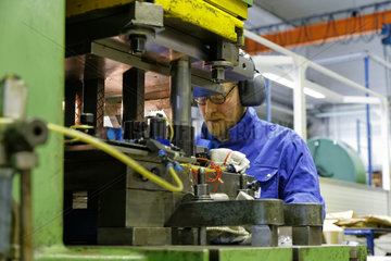 Berlin  Deutschland  Metallfacharbeiter an einer Stanzmaschine der Ahlberg Metalltechnik GmbH