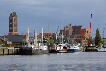 Wismar  Deutschland  Alter Fischereihafen mit Kirche Sankt Marien und St.-Georgen-Kirche