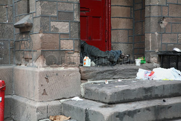 New York City  USA  Obdachloser liegt auf einem Treppenaufgang