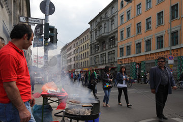 Berlin  Deutschland  Strassenverkauf von Grillfleisch auf dem MyFest