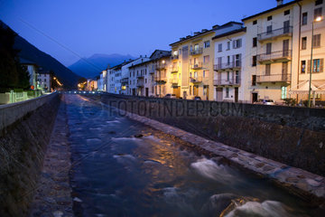 Tirano  Italien  der Fluss Dada in der Abenddaemmerung