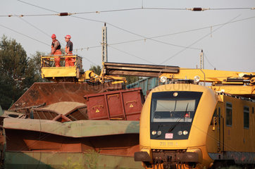 Hosena  Deutschland  Eisenbahnunglueck in Brandenburg  Speziallok fuer arbeiten an der Oberleitung