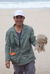 Hue  Vietnam  Fischer mit Qualle