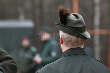 Lehnitz  Deutschland  Bundesfoerster mit Gamsbart an seinem Hut