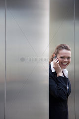 Freiburg  Deutschland  eine Businessfrau telefoniert mit dem Handy