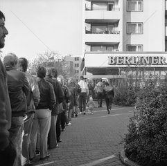 Berlin  Deutschland  Mauerfall 1989  DDR-Buerger warten auf ihr Begruessungsgeld