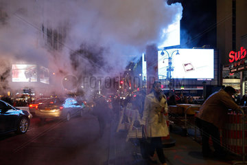 New York City  USA  Dampfwolke und Leuchtwerbung in der West 34th Street in Manhattan