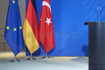 Berlin  Deutschland - Die Europafahne  die deutsche und die tuerkische Fahne vor einer Logowand im Bundeskanzleramt.