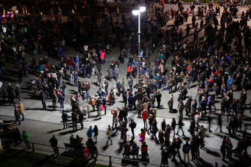 Berlin  Deutschland  Menschenmenge am Pariser Platz in Berlin-Mitte