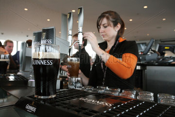 Dublin  Irland  eine Frau zapft Bier der Marke Guinness in der Gravity Bar