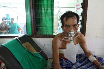 Pariaman  Indonesien  verletzter Mann des Erdbebens im General Hospital