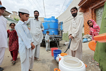 Mingora  Pakistan  mobile Trinkwasser-Verteilung von Handicap International