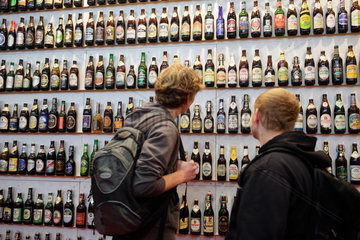 Berlin  Deutschland  Messebesucher vor einer Wand mit Bierflaschen