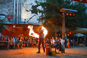 Berlin  Deutschland  Feuershow des Pyrofessor Mr. Logo Lard abends im Tacheles