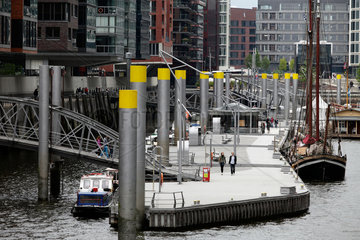 Hamburg  Deutschland  Passanten auf den Pontons im Traditionsschiffhafen Am Sandtorkai