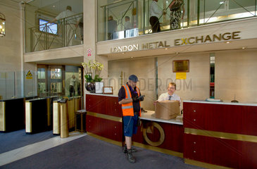 London  Grossbritannien  Paketbote am Eingang der London Metal Exchange